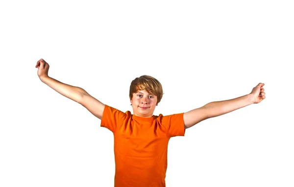 Porträtt av söt pojke med orange skjorta gestikulerande med armarna — Stockfoto