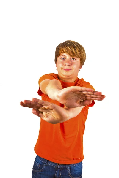 Портрет милого мальчика в оранжевой рубашке, жестикулирующего руками — стоковое фото