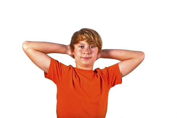 Retrato de menino bonito com camisa laranja gesticular com os braços — Fotografia de Stock