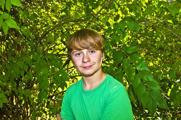 在树下的花园里可爱聪明的男孩 — 图库照片