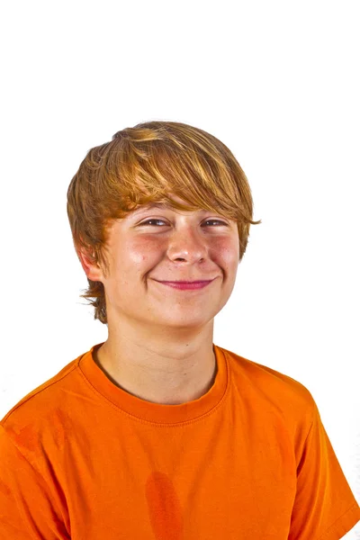 Porträt des süßen Jungen mit orangefarbenem Hemd — Stockfoto