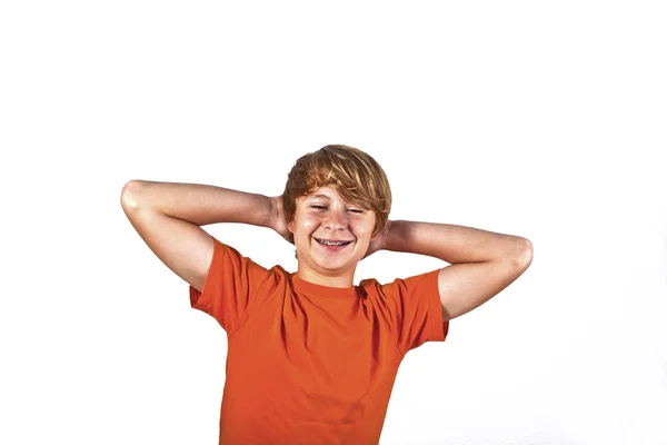 오렌지 셔츠 그의 팔으로 몸짓으로 표시와 함께 귀여운 소년의 초상화 — 스톡 사진