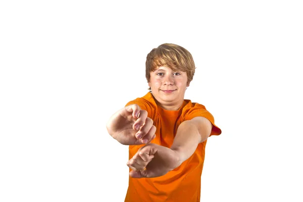 Portrait de mignon garçon avec chemise orange geste avec ses bras — Photo
