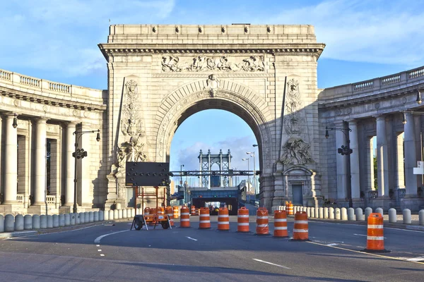 Gate to manhattan Bridge via the triumphal arch and colonnade at — Stock Photo, Image
