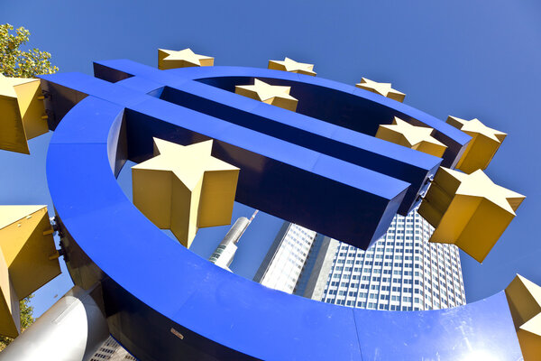 Знак EURO во Франкфурте

