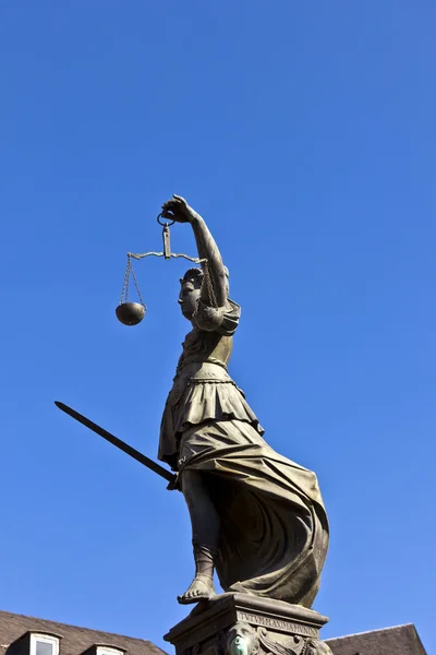 -szobor lady igazságszolgáltatás "justitia" előtt a romer, a frank — Stock Fotó