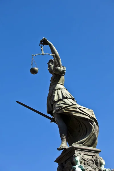 Statue der Gerechtigkeitsdame "Justitia" vor dem Strampler in aller Offenheit — Stockfoto