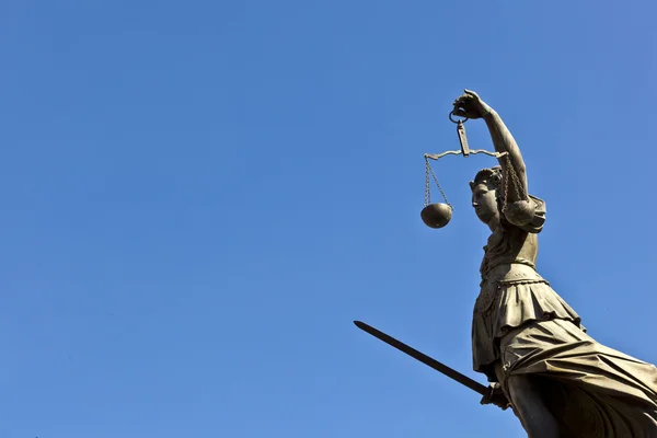 Άγαλμα της ΚΥΡΑ-δικαιοσύνη "justitia" μπροστά από το romer στη Φρανκ — Φωτογραφία Αρχείου
