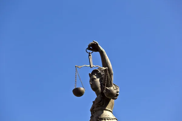Standbeeld van Vrouwe Justitia "justitia" voor de romer in frank — Stockfoto