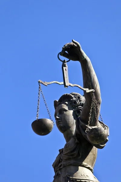 Socha spravedlnosti lady "justitia" před romer leukocyt — Stock fotografie