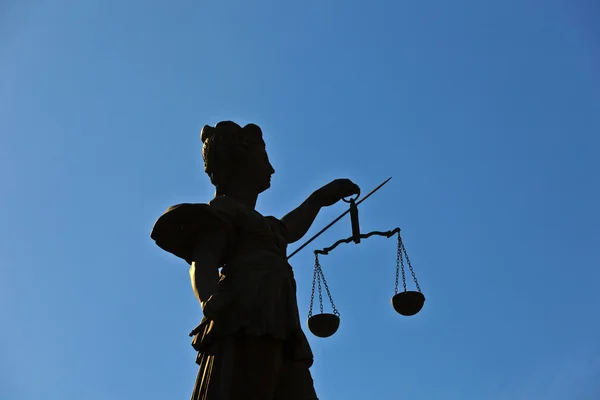 Statue of Lady Justice "Justitia" in front of the Romer in Frank — Stock Photo, Image