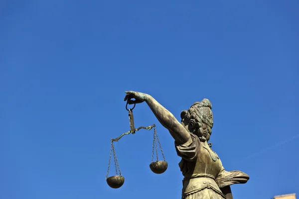 Statua della Giustizia "Justitia" davanti al Romer in Frank — Foto Stock
