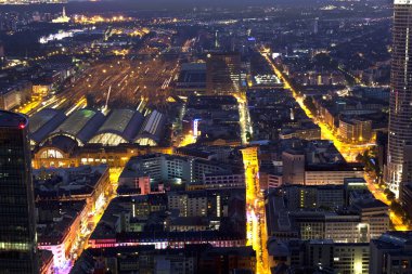 Geceleyin Frankfurt ana caddesi