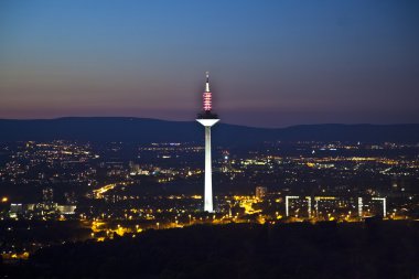 Geceleyin Frankfurt ana caddesi