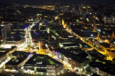 Geceleyin Frankfurt ana caddesi