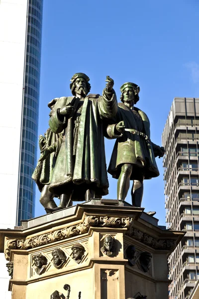 Staty av johannes gutenberg, uppfinnare av boken utskrift, frankfu — Stockfoto