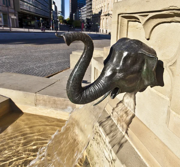 Detalhe do elefante como bico de água da estátua de Johannes Gutenber — Fotografia de Stock