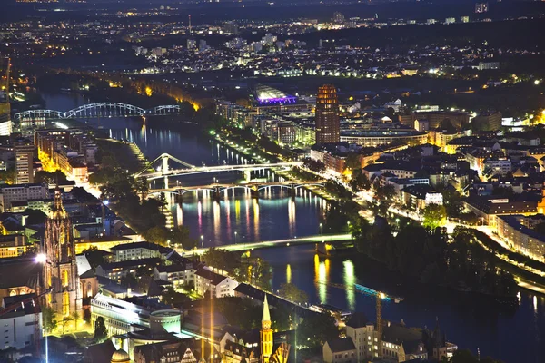 Frankfurt am Main på natten med utsikt över broar som spänner över Mai — Stockfoto