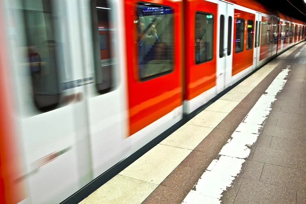 U-Bahn im Bahnhof mit Tempo — Stockfoto