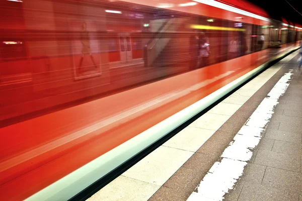Metra na stacji z prędkością — Zdjęcie stockowe