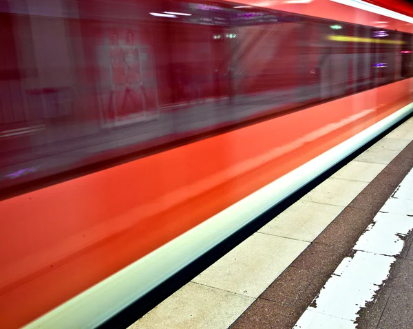 Metroya istasyonunda bir hızla — Stok fotoğraf