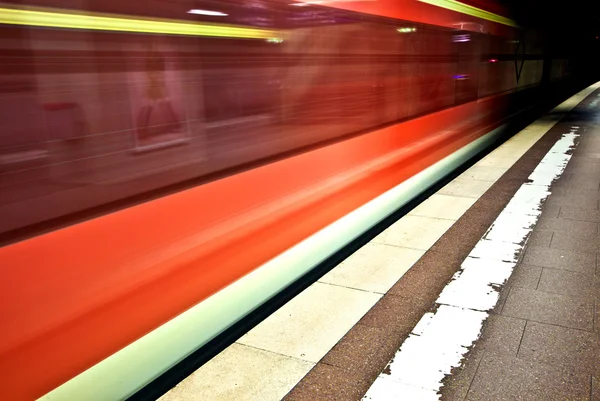 Metro en la estación con velocidad —  Fotos de Stock