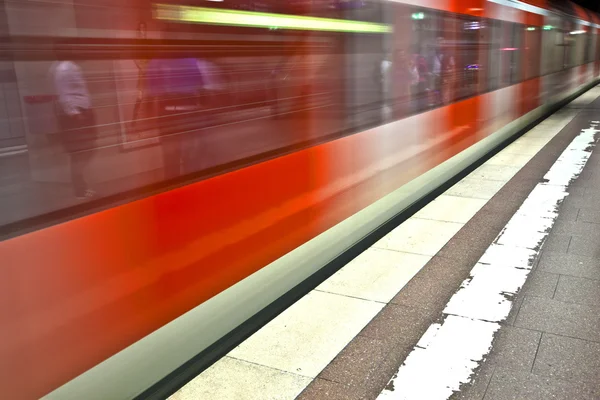 Μετρό στο σταθμό με ταχύτητα — Φωτογραφία Αρχείου