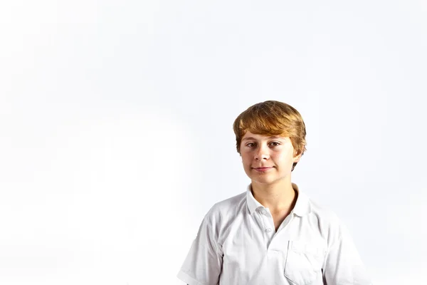 スタジオで白いシャツを着たかわいい男の子の肖像 — ストック写真