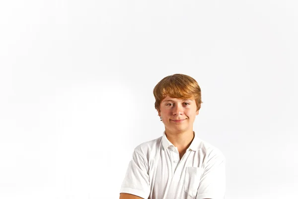Ritratto di ragazzo carino con camicia bianca in studio — Foto Stock