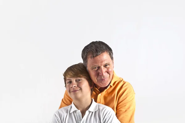 Vater und Sohn umarmen sich — Stockfoto