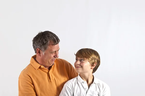 Apa és fia ölelkeznek — Stock Fotó