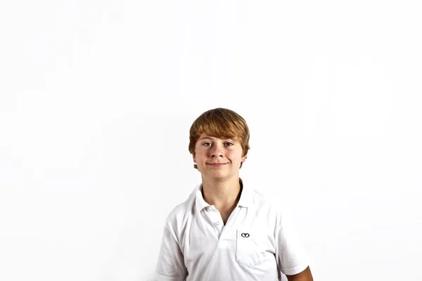 Портрет милого мальчика в белой рубашке — стоковое фото
