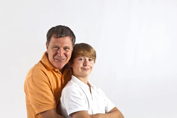Padre e figlio che si abbracciano — Foto Stock