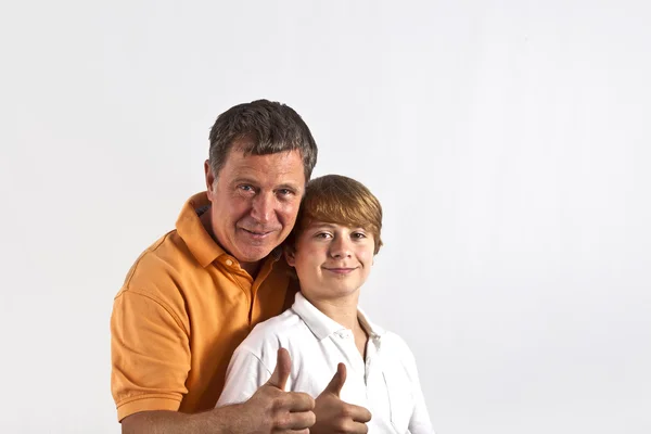 Отец и сын обнимаются — стоковое фото
