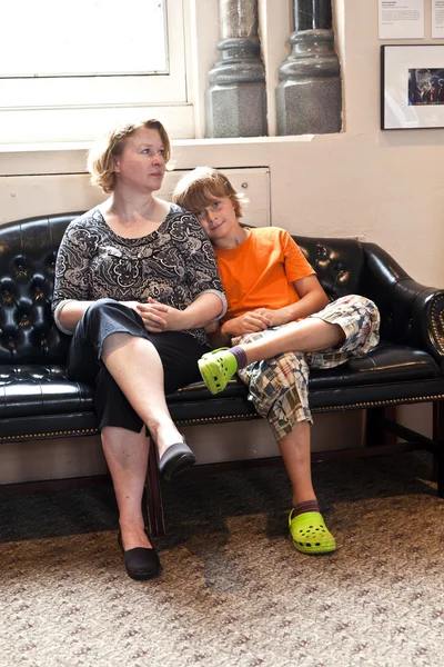 Mutter und Sohn sitzen auf einer Bank — Stockfoto