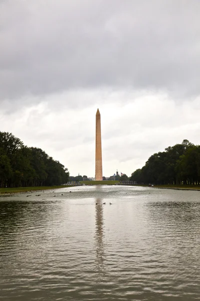 Vista al aire libre del monumento de Washington en Washington DC en clo oscuro — Foto de Stock