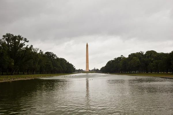 Zewnątrz widok na Pomnik Waszyngtona w Waszyngtonie w ciemnym clo — Zdjęcie stockowe