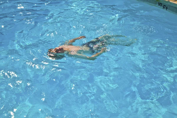 L'enfant s'amuse dans la piscine — Photo