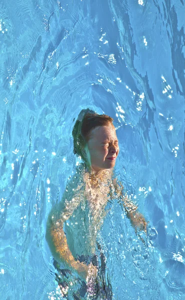 Niño se divierte en la piscina — Foto de Stock