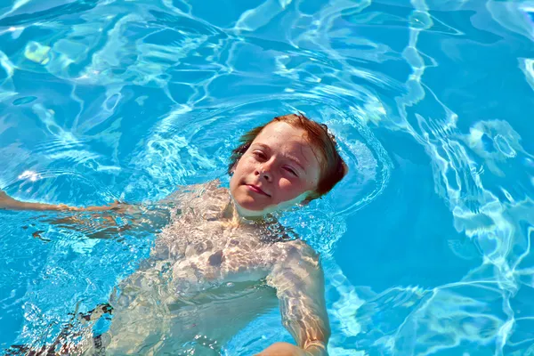 Bambino si diverte in piscina — Foto Stock