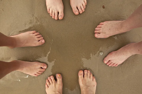 Nohy šťastné rodiny na pláži — Stock fotografie