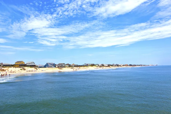 Strand mit Ferienhäusern am nörgelnden Kopf am äußeren Ufer — Stockfoto