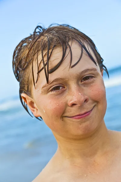 ビーチでのかわいい笑顔少年ο Ιωάννης ο Βαπτιστής — ストック写真