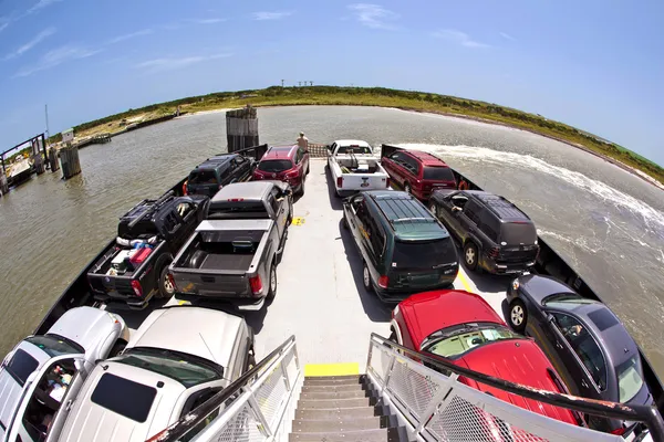 A carros em um ferry vista superior — Fotografia de Stock