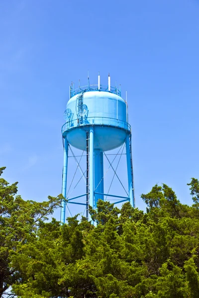 Синя водонапірна вежа на тлі блакитного хмарного неба — стокове фото