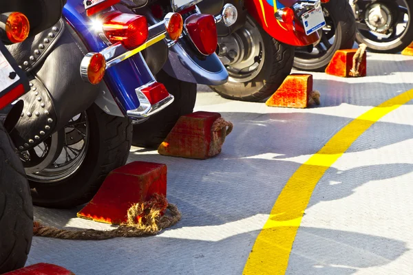 A Motorkerékpárosokat break cipő egy komp a sorban — Stock Fotó