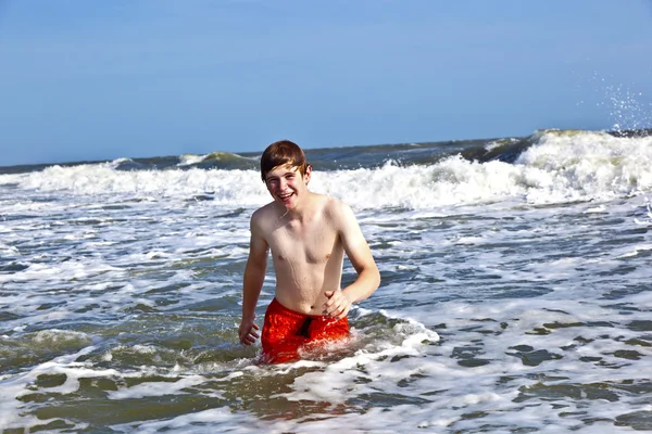 Junge genießt den schönen Ozean und Strand — Stockfoto