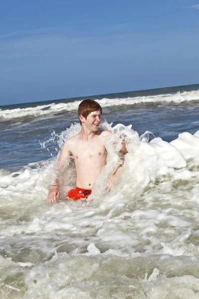 Criança se diverte nas ondas — Fotografia de Stock