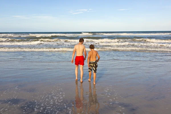 Broers hebben plezier op het strand — Stockfoto
