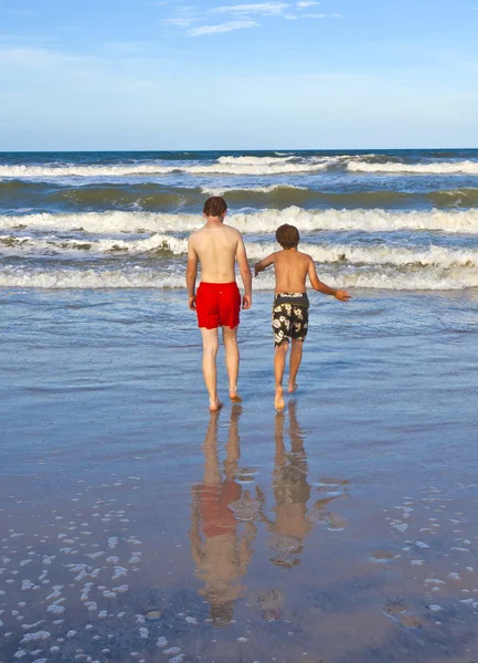 Brüder haben Spaß am schönen Strand — Stockfoto